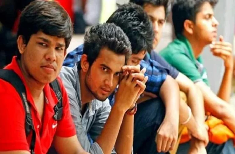 आपकी बात…युवा वर्ग में अवसाद की समस्या क्यों बढ रही है ?