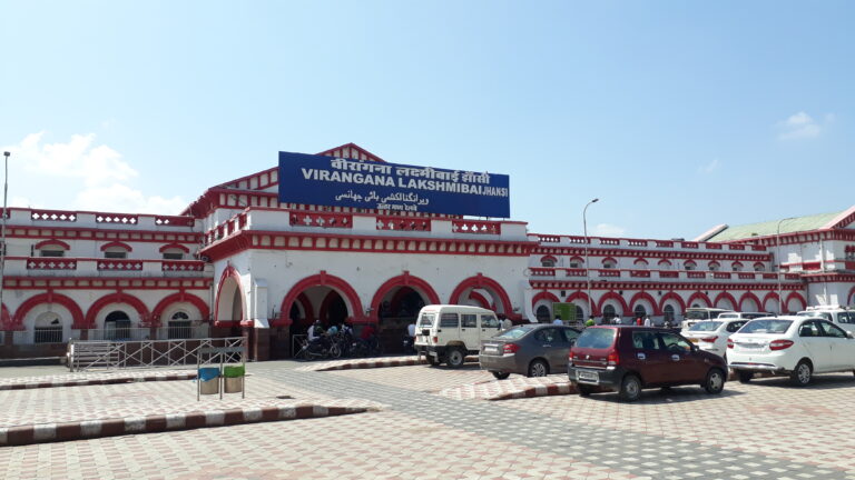 झाँसी रेलवे स्टेशन पर फेस रेकग्निशन कैमरे