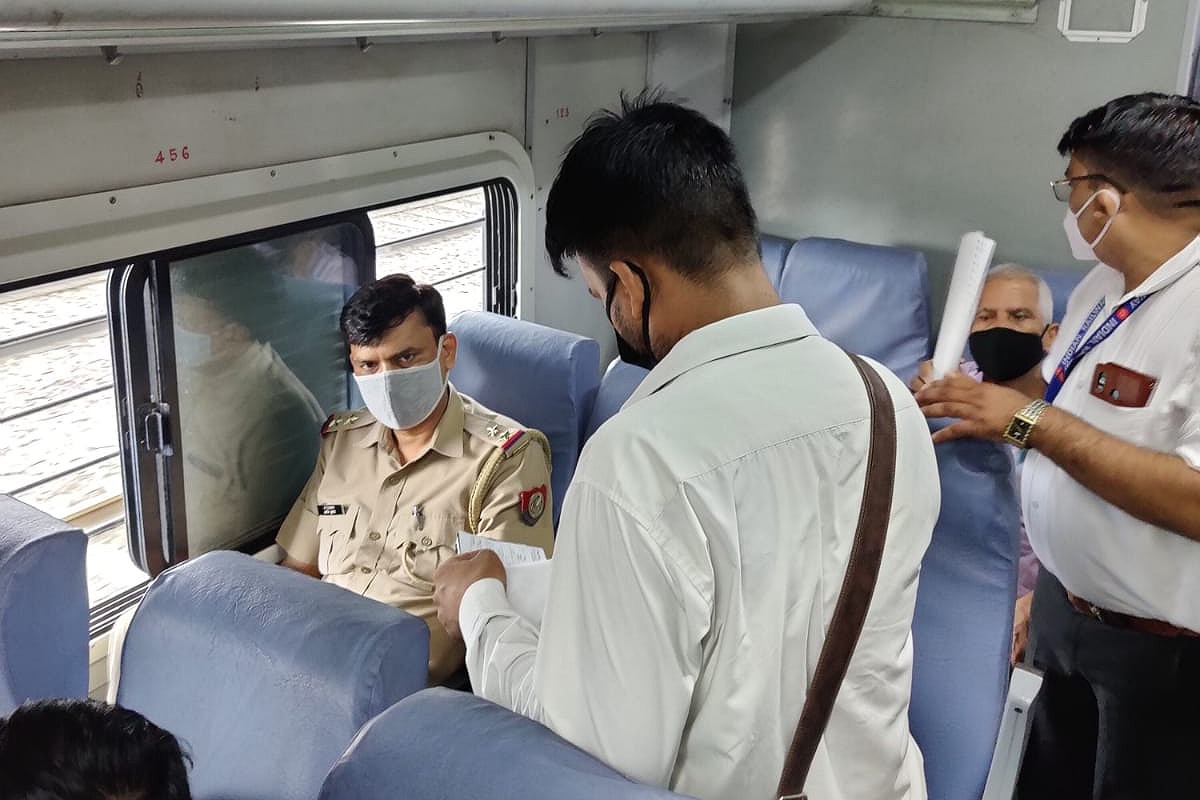 झाँसी ट्रेन चेकिंग अभियान