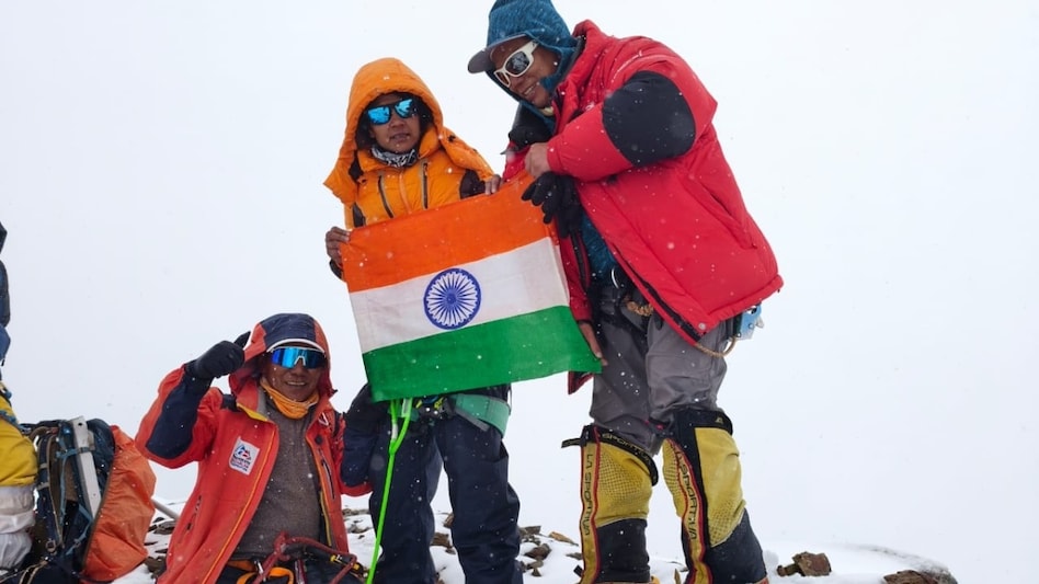 झांसी की सोनिया कुशवाहा ने माउंट सिनकुन वेस्ट पर तिरंगा फहराया